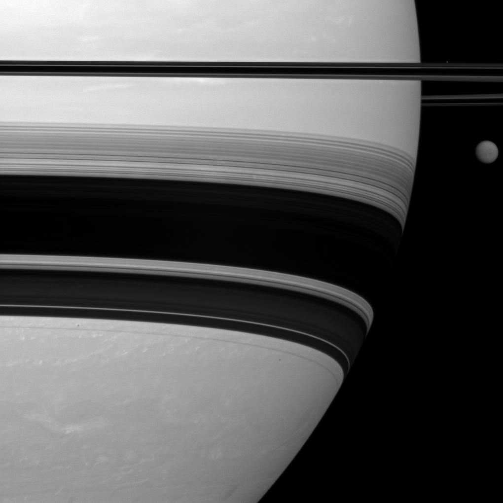 Saturn's Rings & Biggest Moon Dazzle in New Photo